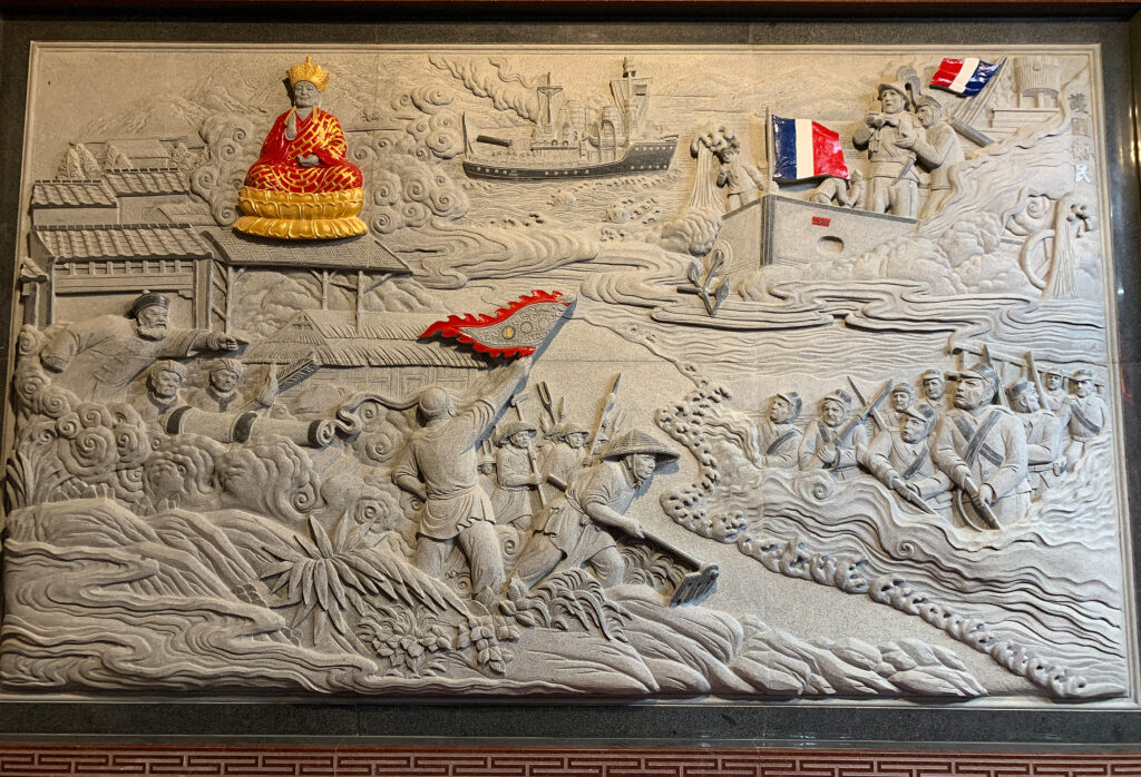 Relief mit einer Darstellung aus dem Sino-französischen Krieg  im Qingshui- Tempel in Tamsui
