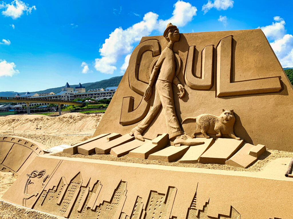 Sandskulptur aus dem Film Soul beim Internationalen Sandskulpturen Festival am Strand von Fulong
 in Taiwan
