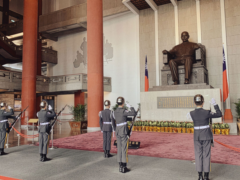 Wachablösung in der Sun Yat-sen Gedächtnishalle in Taipei
