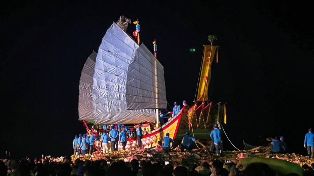 Die Anker des königlichen Bootes in Donggang werden eingeholt und gleich verlassen die Helfer das Schiff