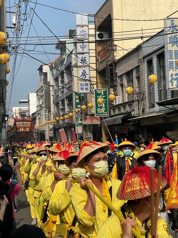Die Parade des Bootes durch Donggang während des WangYe Festivals 