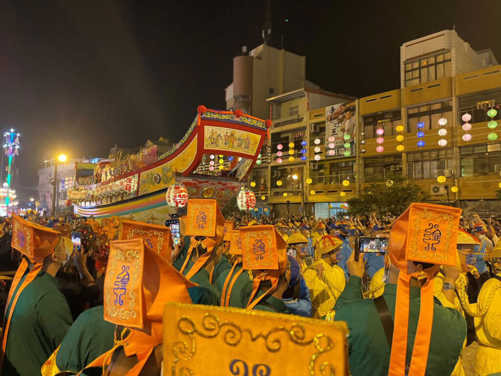 Taiwan-Das "königliche Schiff" vom WangYE Festival in Donggang verlässt den Tempel auf dem Weg zum Strand