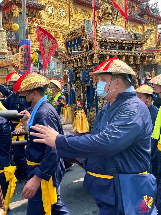 Während der Festtage werden die Gottheiten in Sänften von den Mitgliedern der "Jia Tou" durch die Stadt Donggang getragen.