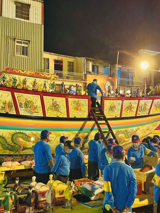Beladung des "königlichen Schiffes" in Donggang, Taiwan