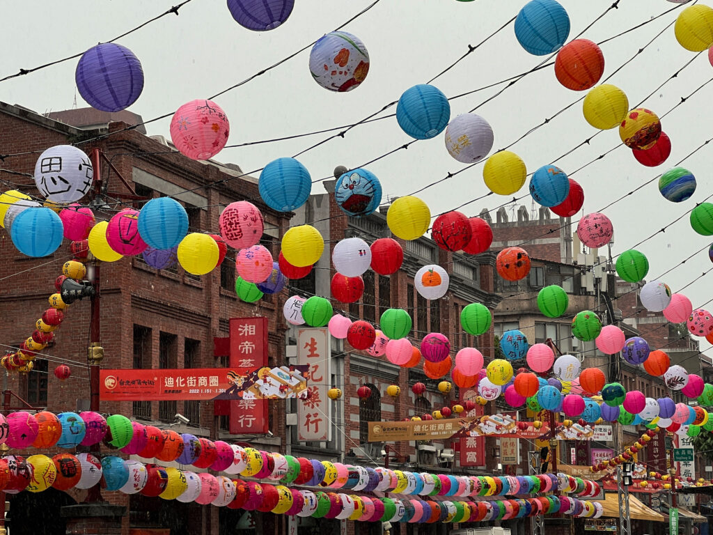 Bunt geschmückte Dihua-Straße in Taipei, Taiwan während des chinesischen Neujahrsfestes
